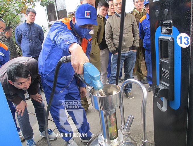 Toàn cảnh cuộc thực nghiệm đổ xăng giữa Petrolimex và lái xe ôtô khiếu nại